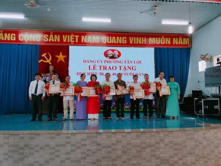 ĐẢNG ỦY PHƯỜNG TÂN LỢI TỔ CHỨC LỄ TRAO TẶNG HUY ĐIỆU ĐẢNG ĐỢT 2/9/2023