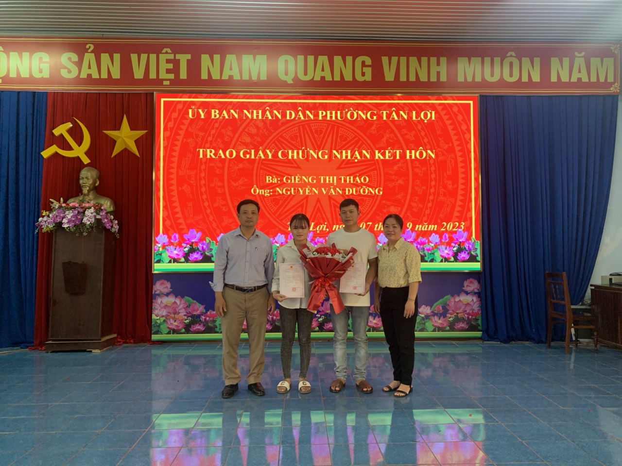 UBND phường Tân Lợi tổ chức trao giấy chứng nhận kết hôn cho công dân