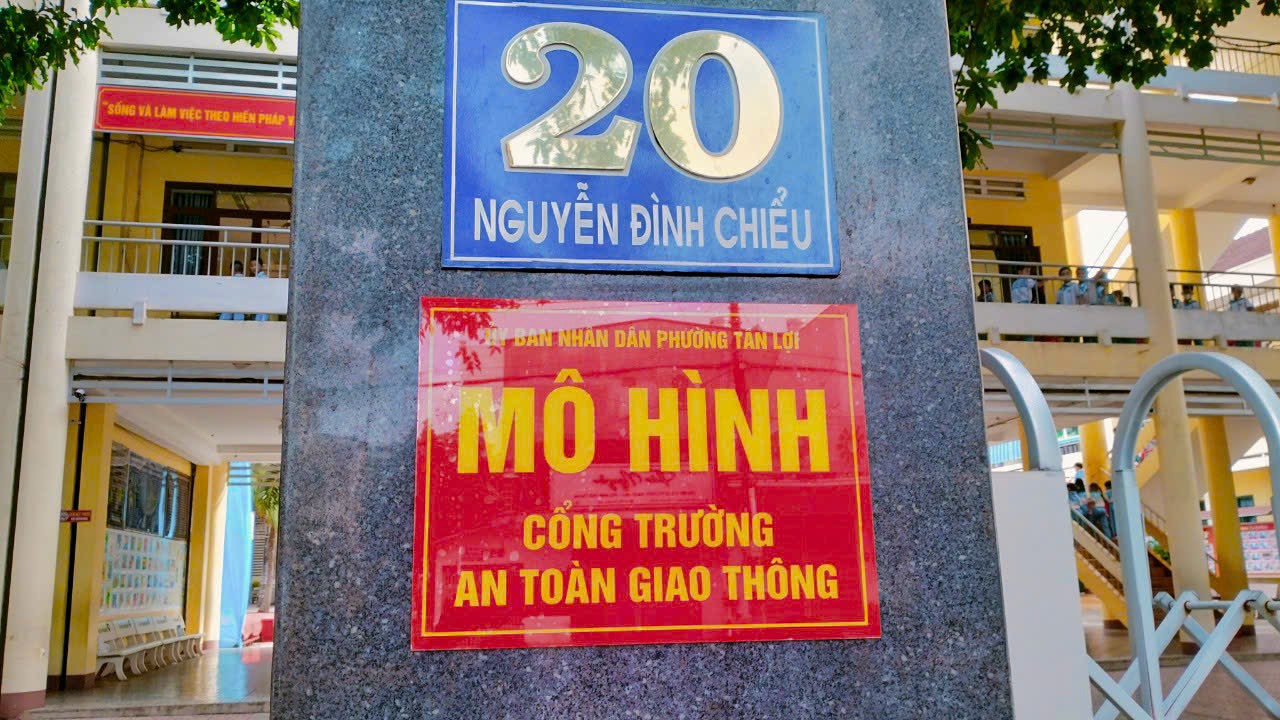 ỦY BAN NHÂN DÂN PHƯỜNG TÂN LỢI TỔ CHỨC MÔ HÌNH "CỔNG TRƯỜNG AN TOÀN GIAO THÔNG TẠI TRƯỜNG THDL NGUYỄN BỈNH KHIÊM