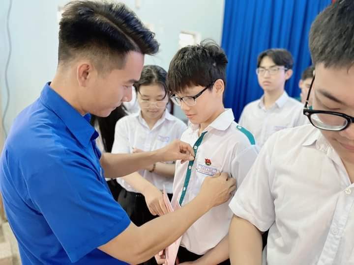 Đoàn Thanh Niên phường Tân Lợi tổ chức Lễ kết nạp đoàn viên nhân dịp kỷ niệm 134 năm ngày sinh nhật Bác (19/5/1890 - 19/5/2024).