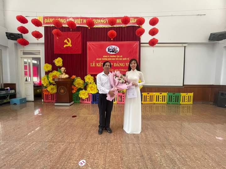 CHI BỘ TRƯỜNG MẦM NON TIỂU HỌC QUỐC TẾ TỔ CHỨC LỄ KẾT NẠP ĐẢNG VIÊN
